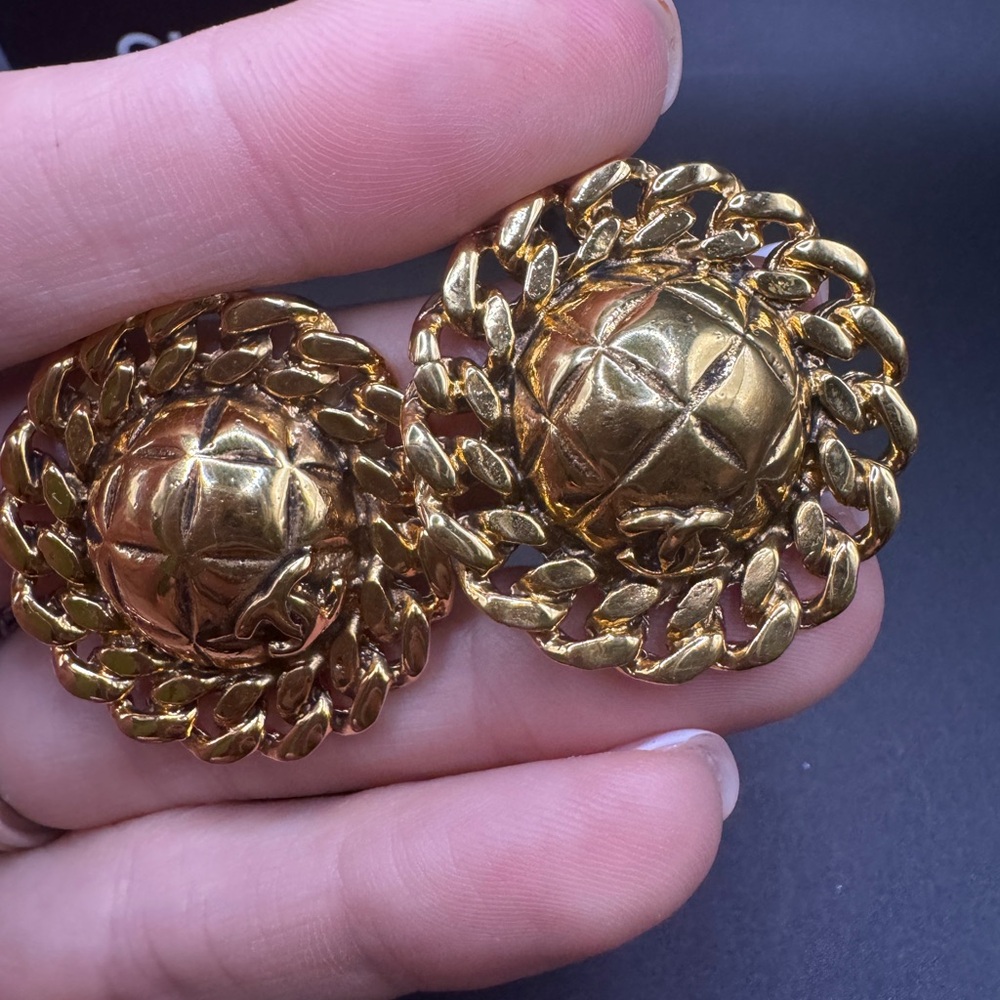 LOT 1530 24K gold plated CHANEL vintage clip on earrings - Picture 8 of 10